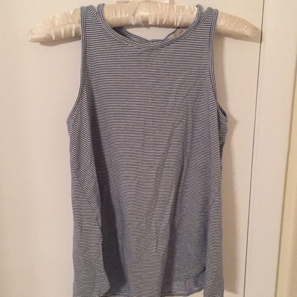 Flattering LOFT Keyhole Drapey Tank 🌸